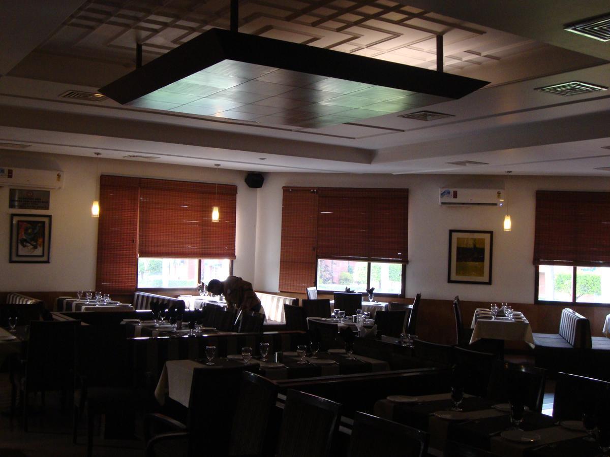 Hotel North Park Panchkula Bagian luar foto