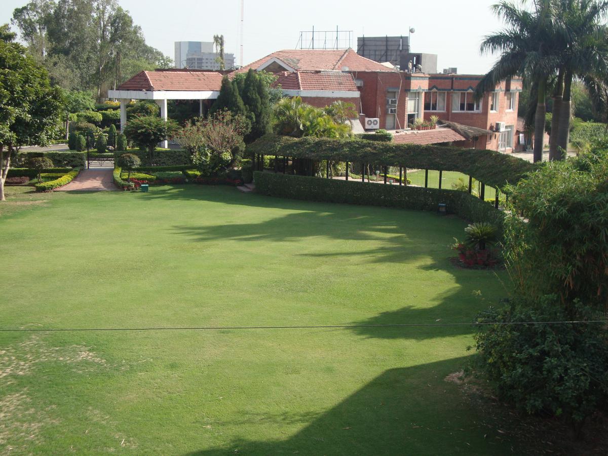Hotel North Park Panchkula Bagian luar foto