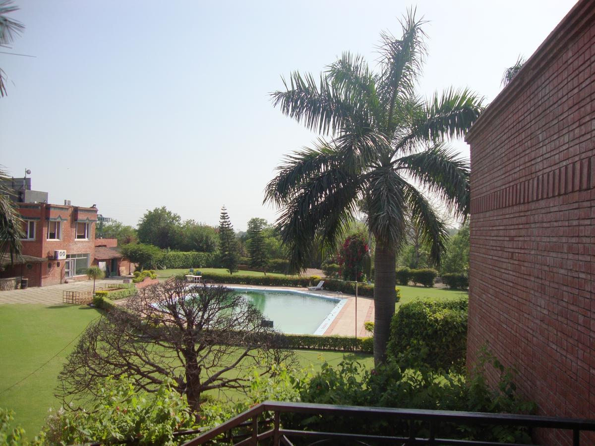 Hotel North Park Panchkula Bagian luar foto