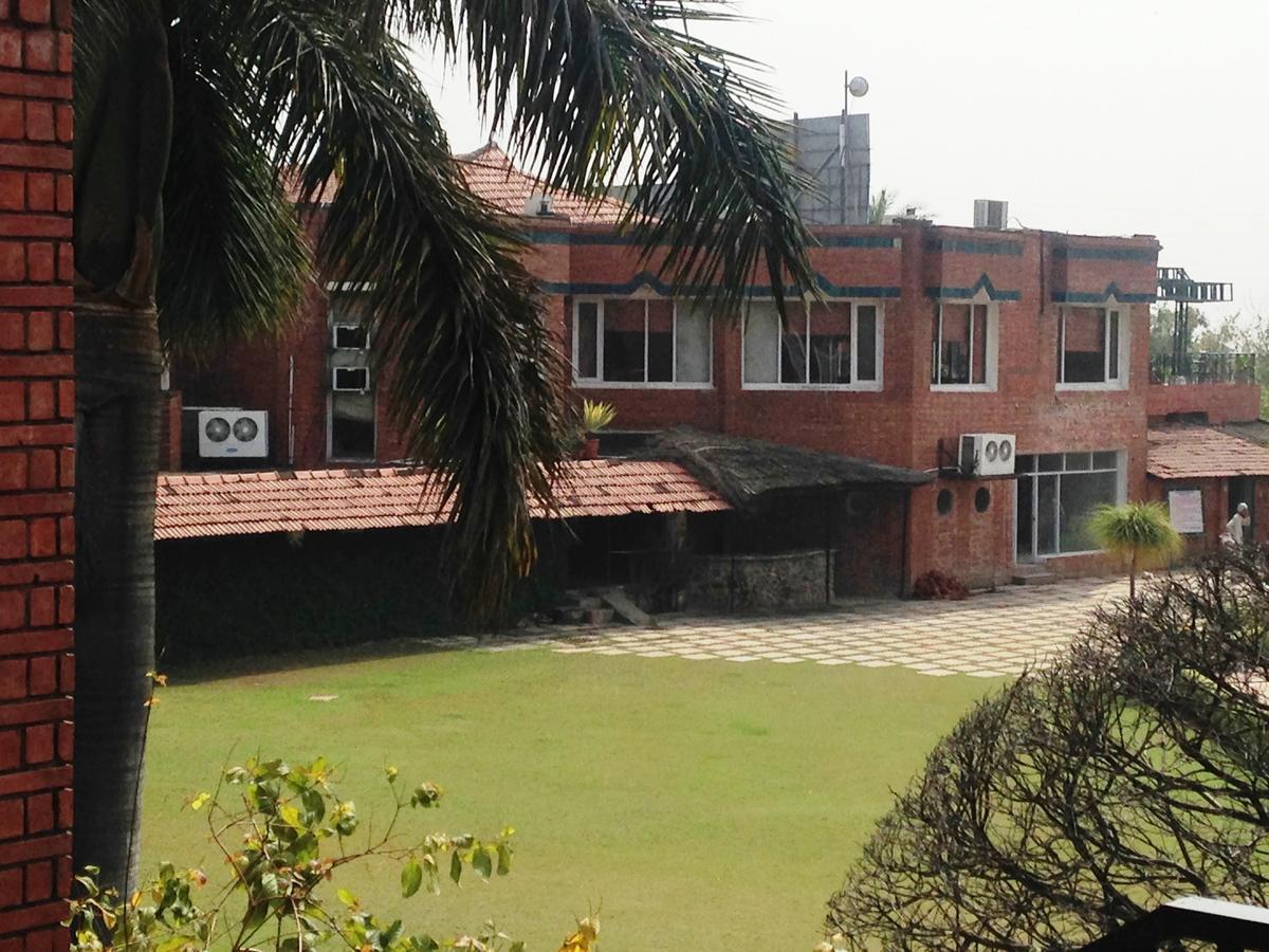 Hotel North Park Panchkula Bagian luar foto