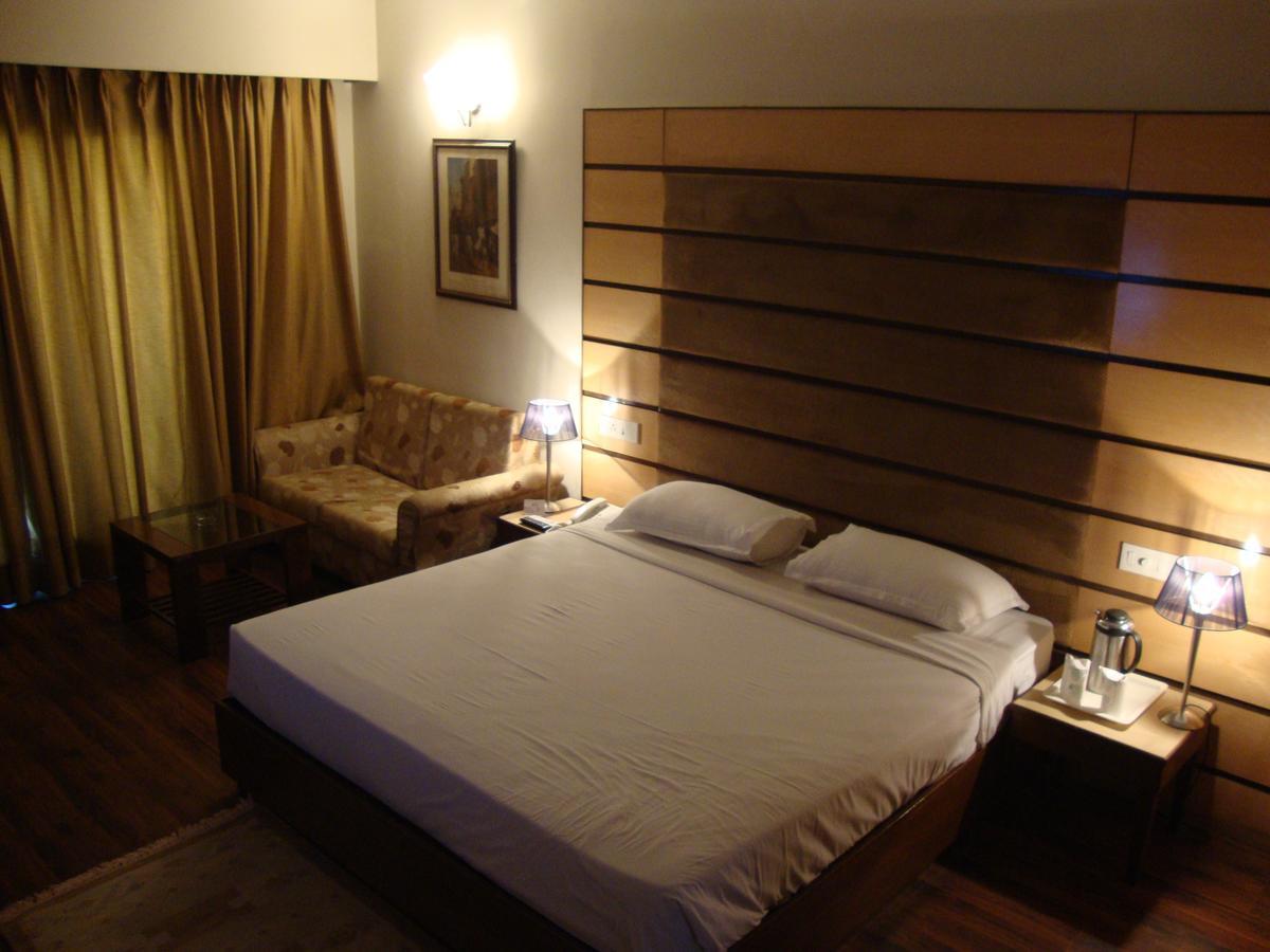 Hotel North Park Panchkula Bagian luar foto