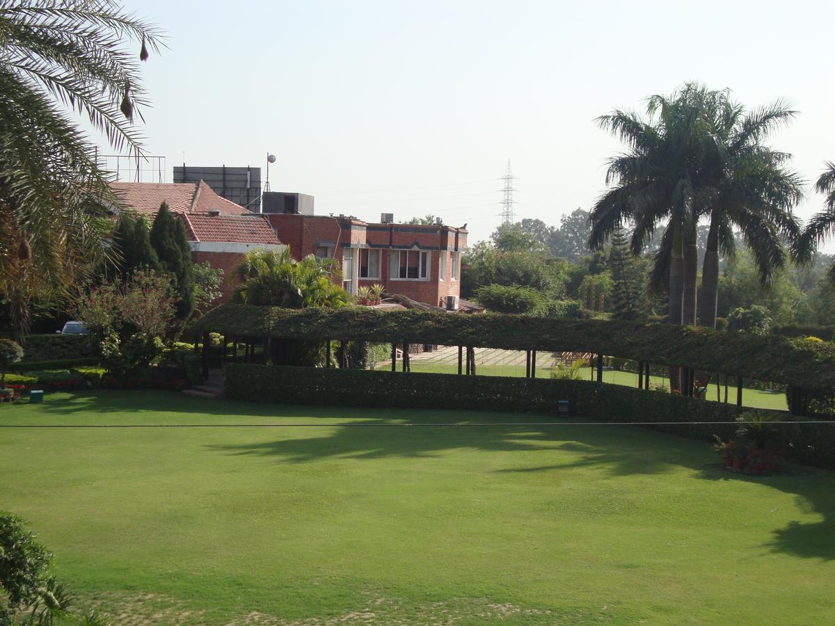 Hotel North Park Panchkula Bagian luar foto