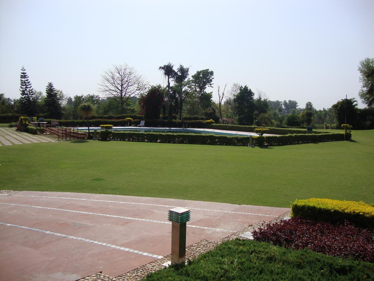 Hotel North Park Panchkula Bagian luar foto