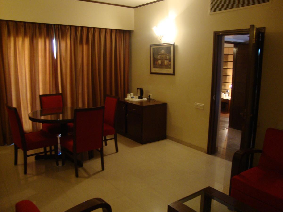 Hotel North Park Panchkula Bagian luar foto