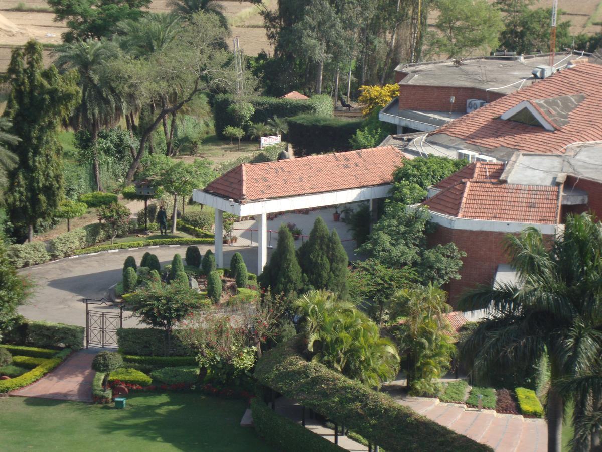 Hotel North Park Panchkula Bagian luar foto