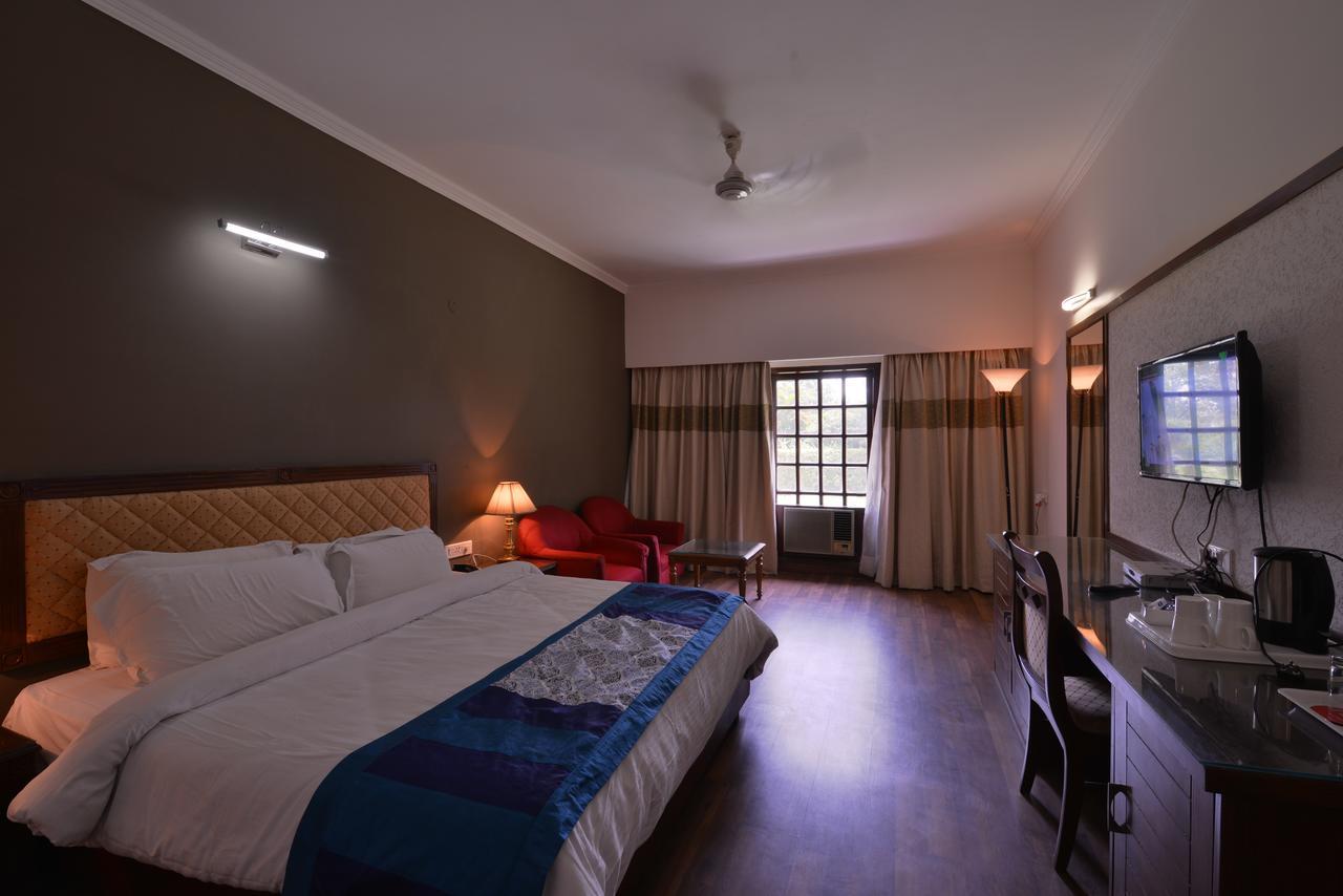 Hotel North Park Panchkula Bagian luar foto