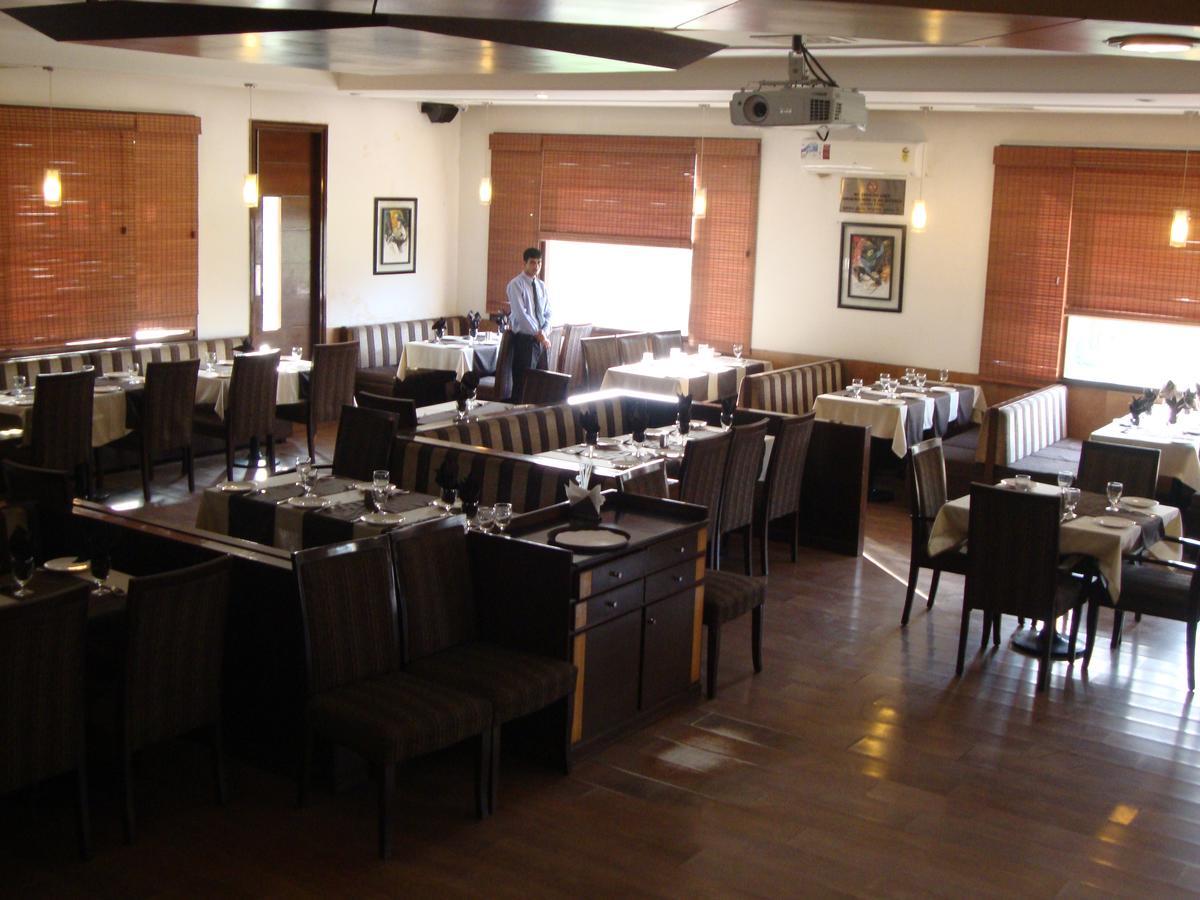 Hotel North Park Panchkula Bagian luar foto