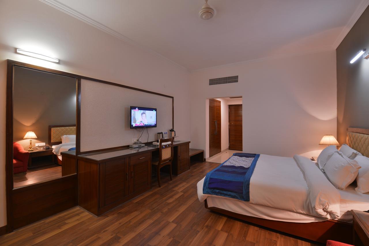 Hotel North Park Panchkula Bagian luar foto